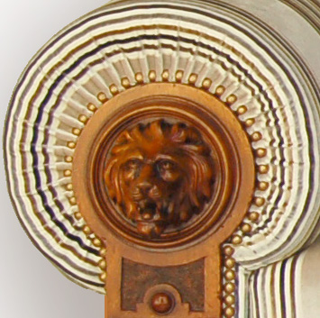 Armlehne mit Löwenkopf