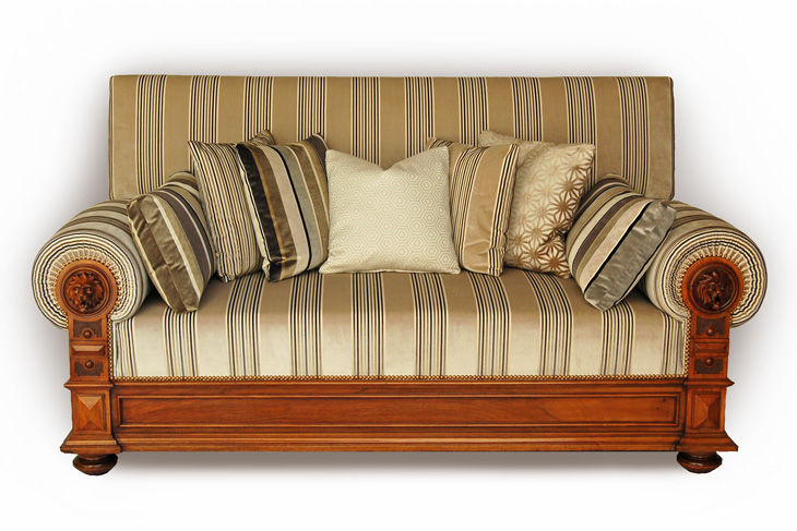 Sofa mit Kissen